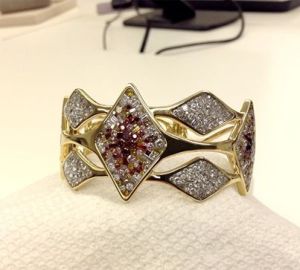 Extraordinary new bracelet with raspberry and white diamonds